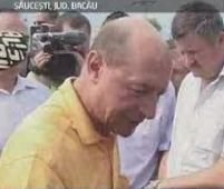 Băsescu le-a cerut sinistraţilor să fie decenţi şi să aibă încredere în Guvern