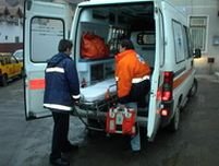 Doi bolnavi aduşi în Bucureşti pentru dializă, răniţi în salvarea care îi transporta
