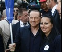 Premierul Silvio Berlusconi - cu mătura în mână pe străzile din Napoli