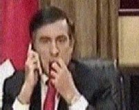 Saakaşvili, filmat mestecându-şi cravata. Experţii spun că trece printr-o criză psihică (VIDEO)