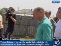 Traian Băsescu: "Sinistraţii să ajute la reconstruirea locuinţelor"