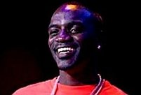 Akon, comportament de puşcăriaş pe scenă: A lovit două fete cu pumnii (VIDEO)