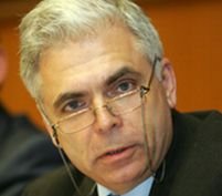 Adrian Severin a criticat ingerinţele Comisiei Europene în activitatea Parlamentului român