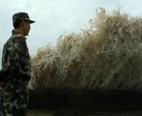 China. 500.000 de oameni evacuaţi din calea unei furtuni tropicale