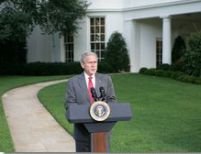 Bush monitorizează criza financiară: Poporul american poate sta liniştit