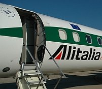 Alitalia a anulat 30 de zboruri, pe motiv că nu mai are bani pentru combustibil