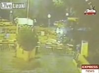 Camionul folosit la atentatul sinucigaş din Pakistan, surprins de camerele video