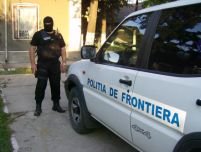 Trei poliţişti de frontieră, arestaţi după ce au violat-o pe prietena unuia dintre ei