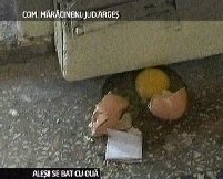 Conflictul dintre consilieri şi primarul din Mărăcineni a degenerat într-o bătaie cu ouă
