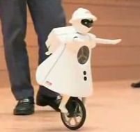 Japonezii au lansat Murataseiko-chan, robotul care poate merge pe monociclu
