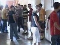 Elevul din Braşov, transferat disciplinar la altă şcoală, provoacă încă o grevă