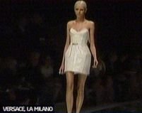 Casa de modă Versace şi-a prezentat ultima colecţie la Milano (VIDEO)