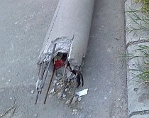 Bucureşti. Un stâlp s-a prăbuşit sub greutatea cablurilor şi a avariat o maşină