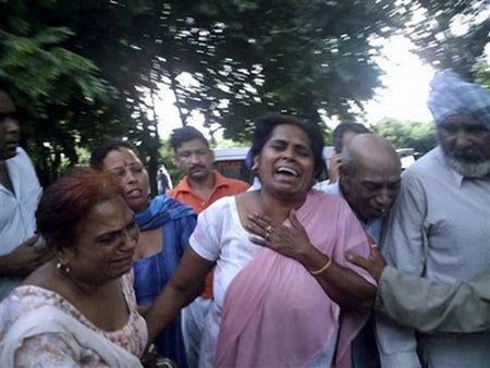 Tragedie în India. 170 de oameni au murit sufocaţi, încercând să iasă dintr-un templu hindus (VIDEO)
