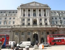 Bank of England ar putea reduce dobânda cheie, în încercarea de a evita recesiunea economică
