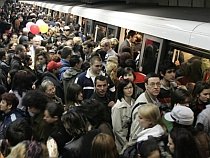 Cum e mai bine să ajungi la muncă: cu metroul sau autoturismul personal?