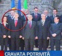 Cravata roşie ca focul a lui Predoiu i-a sărit în ochi lui Silvio Berlusconi (VIDEO)