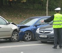 Bucureşti: Un Logan a intrat pe contrasens într-un autoturism Mazda (FOTO)