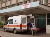Medicii din Curtici refuză o ambulanţă primită cadou de la Guvern