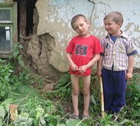 Victimele ?căpşuniadei?: 100.000 de copii români cresc fără părinţi