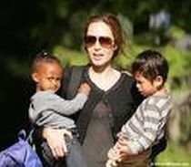 Angelina Jolie se gândeşte să adopte un al şaptelea copil 