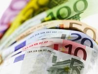 Euro a atins minimul ultimelor 20 de luni faţă de dolar