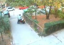 Cum se fură un scuter. Patru bărbaţi filmaţi în timp ce sustrăgeau un moped (VIDEO)