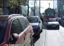 Şoselele nimănui. Circulaţie blocată în Capitală după ce două Jeep-uri au parcat pe linia de tramvai (VIDEO)