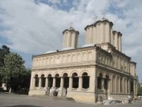 Un policandru de la Catedrala Patriarhală s-a desprins şi a căzut peste credincioşi 