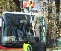 Atac electoral cu focuri de armă şi pietre, asupra autocarului PSD care îl transporta pe Mircea Geoană