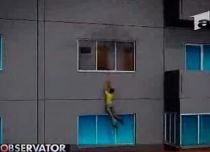 O bucureşteancă a coborât de la etajul patru pe un cablu, pentru a scăpa din incendiu (VIDEO)
