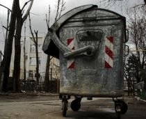 România macabră: Un făt mort, găsit într-un tomberon şi o bătrână mumificată, ţinută într-o cămară