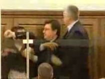 Bătaie în Parlamentul din Ucraina (VIDEO)