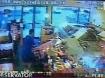 Un american a intrat cu maşina prin geamurile unui restaurant (VIDEO)