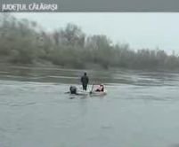 Cei doi marinari dispăruţi vineri pe Dunăre nu au fost găsiţi în epava navei scufundate