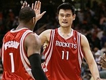 Yao străluceşte în victoria cu Oklahoma, dar Houston îl pierde pe McGrady (VIDEO)