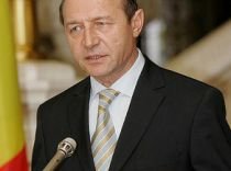 Traian Băsescu vizitează combinatul siderurgic ArcellorMittal şi portul Galaţi