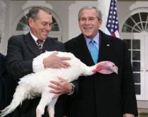 George W. Bush păstrează tradiţia. A graţiat doi curcani înainte de Ziua Recunoştinţei