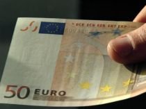 Românii au scos peste jumătate de miliard de euro din bănci numai în octombrie 