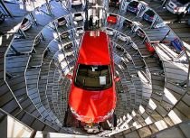 Volkswagen şi Porsche suspendă producţia 