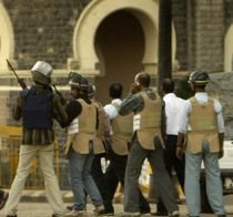 Poliţia indiană ia cu asalt ultimele puncte ocupate de atacatori în Mumbai