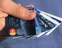 În numai şase luni, românii şi-au luat 500.000 de noi carduri de credit