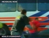 Zeci de răniţi după o revoltă a studenţilor în Mexic