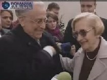 Ion Iliescu, alături de Nina, soţia sa: Românii vor vota şi partidul, şi persoana (VIDEO)