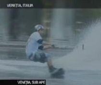 Veneţia. Scăpaţi de inundaţii, turiştii fac surf în Piaţa San Marco (VIDEO)