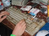 Tastatura-scrumieră, noua invenţie a dependenţilor de Internet 