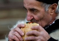 Internauţii americani acuză Burger King că îi exploatează pe ţăranii transilvăneni