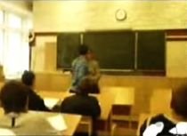 Profesor, bătut de un elev chiar în sala de clasă (VIDEO) 