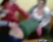 O elevă din Oneşti, în stare gravă la spital după ce a fost bătută de o colegă (VIDEO)