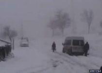 Iarna s-a instalat în mai multe zone din ţară. În Maramureş, stratul de zăpadă atinge 70 de centimetri
